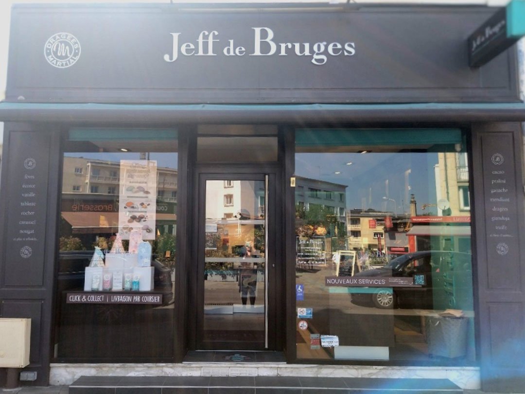 ✏️ A personnaliser, Boite carrée marron - 33 chocolats assortis avec barre  lait avec personnalisation - Jeff de Bruges