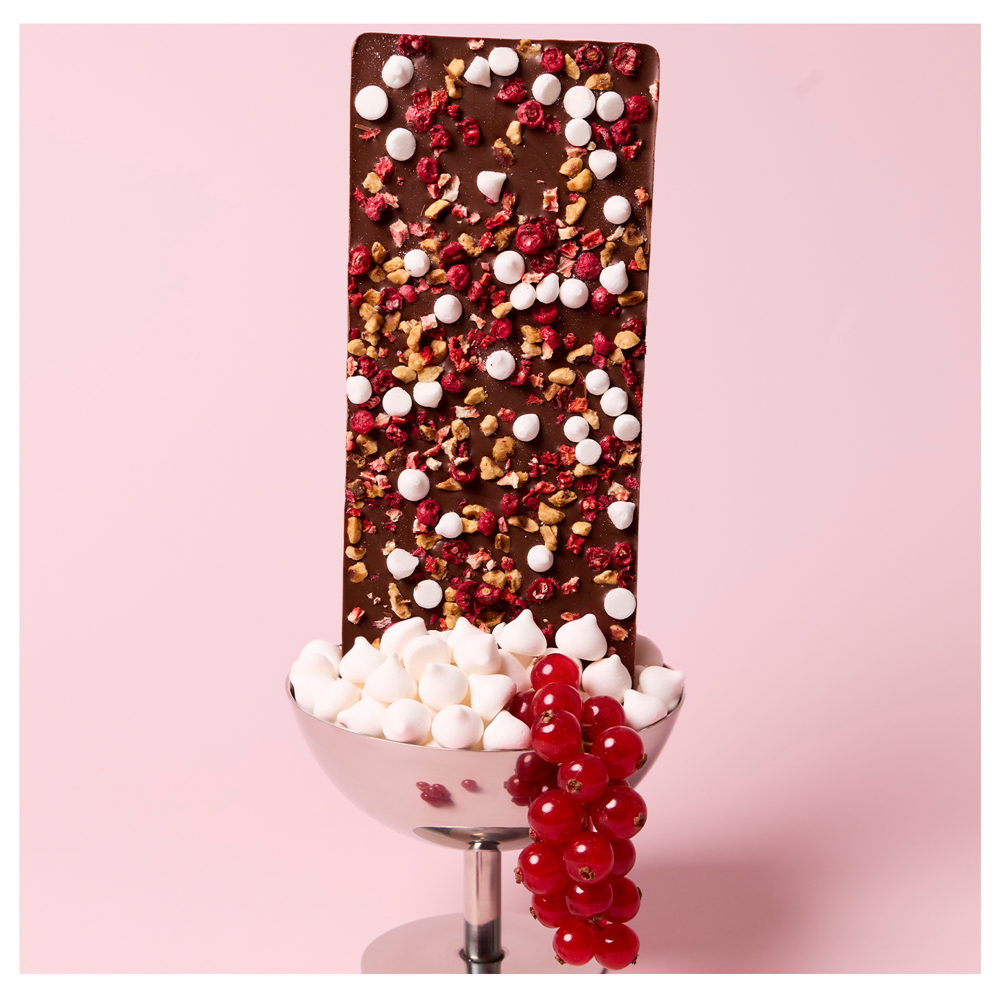 Tablettes et carrés, Écorce chocolat au lait, perles de neiges, groseilles,  noisettes et fraises - Jeff de Bruges
